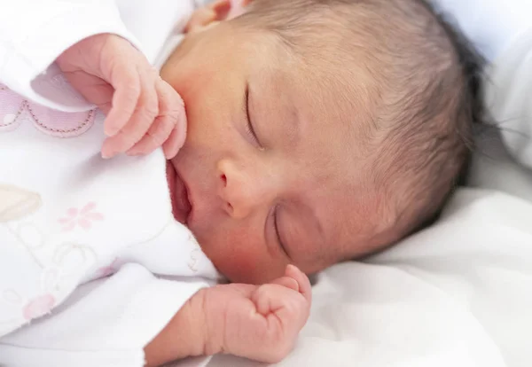 Bebé Recién Nacido Durmiendo Feliz Cama Primer Día Vida Concepto — Foto de Stock