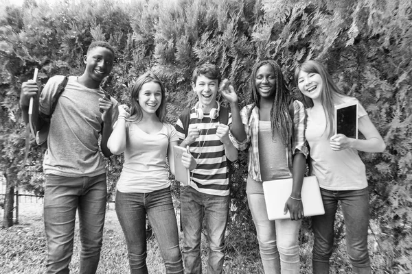 Grupo Adolescentes Multiétnicos Felices Sonriendo Bromeando Aire Libre Con Libros —  Fotos de Stock