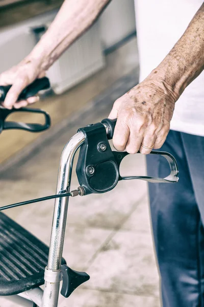 Oudere Man Met Walker Verplaatsen Het Ziekenhuis Detail Handen — Stockfoto