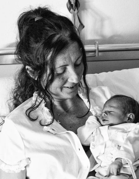 快乐的母亲抱着刚出生的婴儿在医院里 生命的第一天 — 图库照片