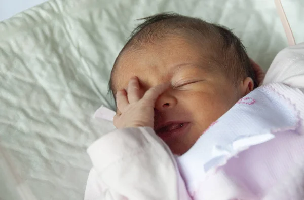 Новорожденный Лежащий Постели Первые Дни Жизни — стоковое фото