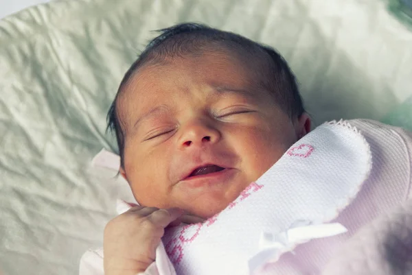 新生児の最初の人生の日 赤ちゃんのベッド 口の中に詳細を置くこと — ストック写真