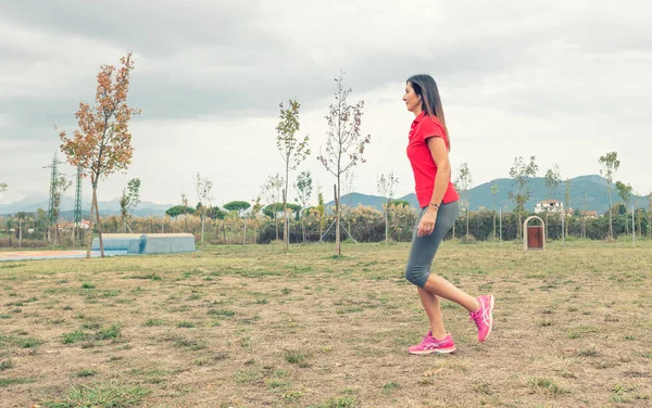 Şehir Parkı Açık Yürüyen Kadın Fitness Sağlık Kavramı — Stok fotoğraf