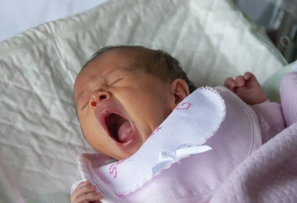 Newborn Baby Yawning Bed First Days Life — Stock Photo, Image