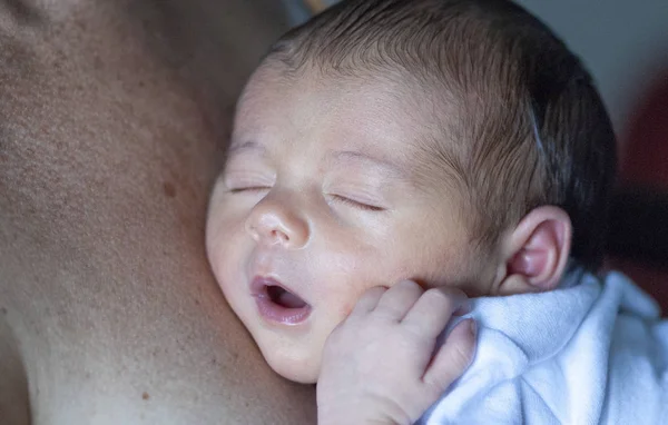 Happy Avslappnad Nyfödd Baby Mammas Bröst — Stockfoto