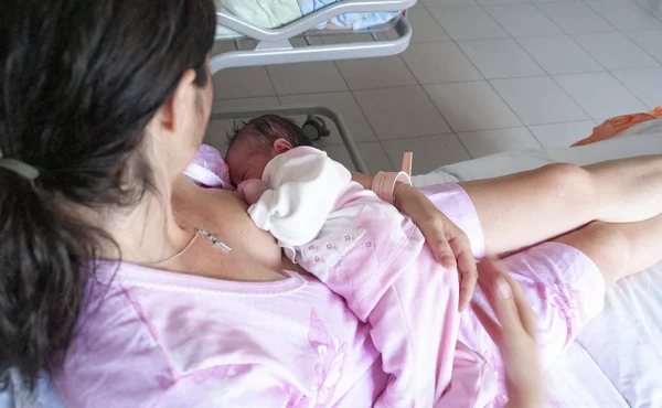 母亲母乳喂养女儿在她出生后的第一天 — 图库照片