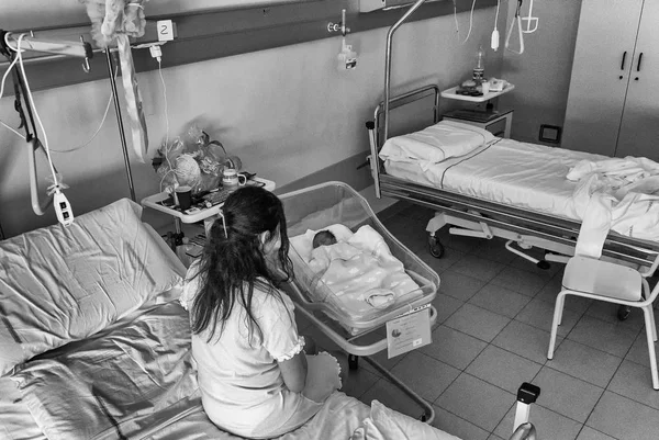 Mãe Olhando Para Seu Bebê Recém Nascido Quarto Hospital Primeiros — Fotografia de Stock