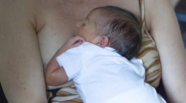 睡在母亲胸前的真人多生婴儿 — 图库照片