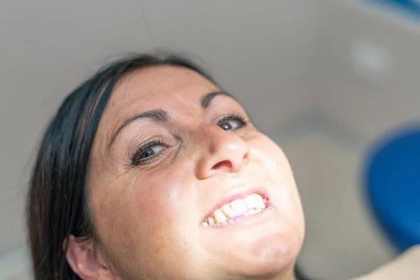 Mujer Años Feliz Mostrando Dientes Blancos Habitación Del Dentista — Foto de Stock