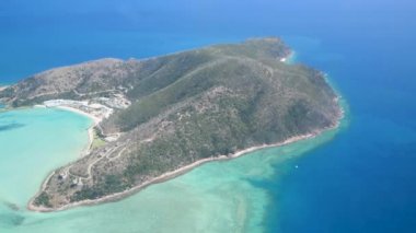 Hava panoramik Whitehaven plaj ve Hill giriş gün batımında, Queensland - Avustralya.