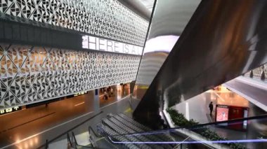 Doha, Katar - 16 Ağustos 2018: Yürüyen merdiven, Uluslararası Havaalanı Terminal Turizm yolcu dolu. 2014 yılında açılan Havaalanı