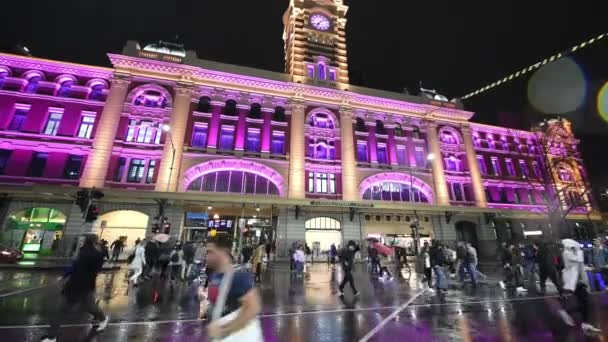 Melbourne September 2018 Mensen Lopen Buiten Flinders Street Station Nachts — Stockvideo