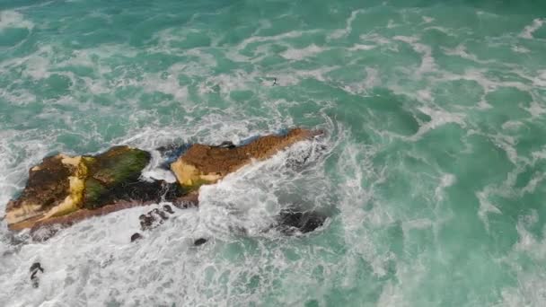 Süper Ağır Çekim Deniz Dalgalarının Yüzey Kaya Hava Havai Görünümü — Stok video