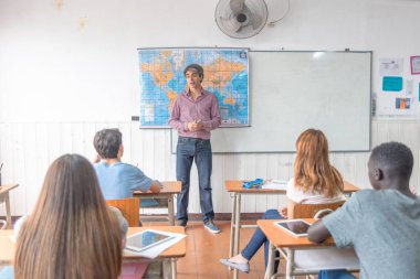 Öğretmen ve öğrencilere Coğrafya açıklayan.