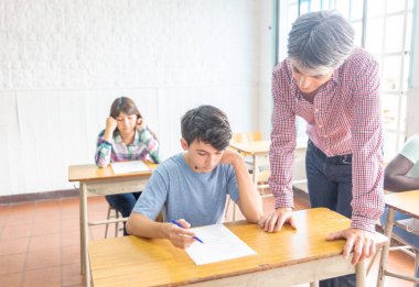 Öğrenci için alıştırmalar nasıl açıklayan Profesör.