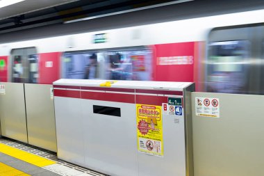 Tokyo - Mayıs 2016: Tren geldiğinde Metro istasyonunda. Metro sistemi şehirde çok iyi organize.