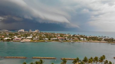 Coutryside ve fırtınalı bir günde Jüpiter, Florida Dubois Park sahil havadan görünümü.