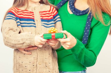 Mutlu anne ve kızı hediyeler Noel alışverişi.