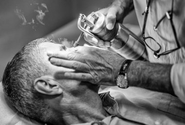 Atış lazer yüz muamele kozmetik kliniğinde 50s beyaz adamın kapatın. Erkek alan yerel Kriyoterapi terapi.