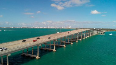 Trafik Rickenbacker geçidi, Miami - Florida boyunca havadan görünümü.