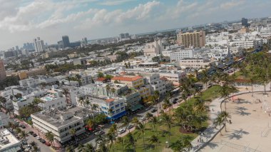 Güneşli bir günde, Florida Miami Beach manzarası ve kıyı şeridi havadan görünümü.