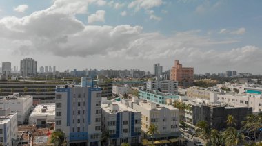 Güneşli bir günde, Florida Miami Beach manzarası ve kıyı şeridi havadan görünümü.