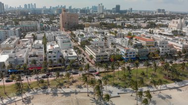 Güneşli bir günde, Florida Miami Beach manzarası ve kıyı şeridi havadan görünümü.