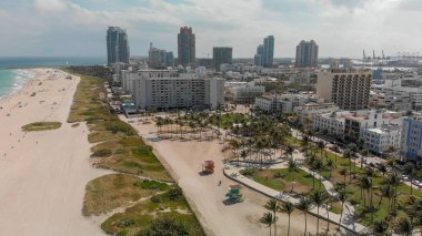 Güneşli bir günde, Florida Miami Beach manzarası ve kıyı şeridi havadan görünümü.