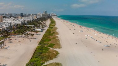 Güneşli bir günde, Florida Miami Beach manzarası ve kıyı şeridi havadan görünümü.