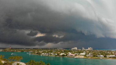 Coutryside ve fırtınalı bir günde Jüpiter, Florida Dubois Park sahil havadan görünümü.