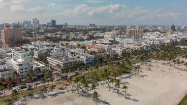 Güneşli bir günde, Florida Miami Beach manzarası ve kıyı şeridi havadan görünümü.