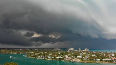 Coutryside ve fırtınalı bir günde Jüpiter, Florida Dubois Park sahil havadan görünümü.