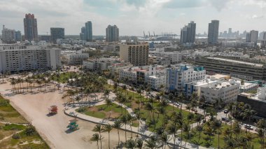Güneşli bir günde, Florida Miami Beach manzarası ve kıyı şeridi havadan görünümü.