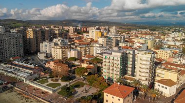 Follonica, İtalya'nın panoramik havadan görünümü. Sahil şeridine Toskana kasaba ve okyanus.