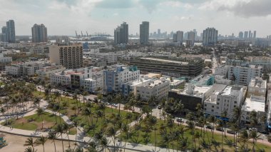 Güneşli bir günde, Florida Miami Beach manzarası ve kıyı şeridi havadan görünümü.