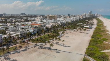 Güneşli bir günde, Florida Miami Beach manzarası ve kıyı şeridi havadan görünümü.