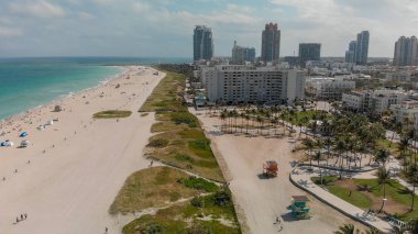 Güneşli bir günde, Florida Miami Beach manzarası ve kıyı şeridi havadan görünümü.