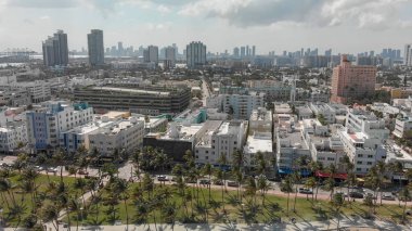 Güneşli bir günde, Florida Miami Beach manzarası ve kıyı şeridi havadan görünümü.