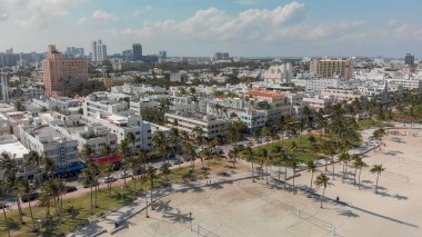Güneşli bir günde, Florida Miami Beach manzarası ve kıyı şeridi havadan görünümü.