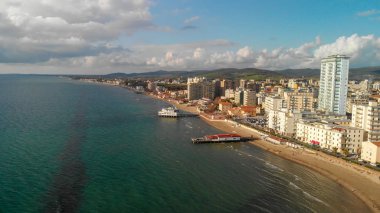 Follonica, İtalya'nın panoramik havadan görünümü. Sahil şeridine Toskana kasaba ve okyanus.