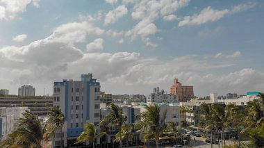Güneşli bir günde, Florida Miami Beach manzarası ve kıyı şeridi havadan görünümü.