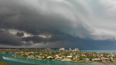 Coutryside ve fırtınalı bir günde Jüpiter, Florida Dubois Park sahil havadan görünümü.