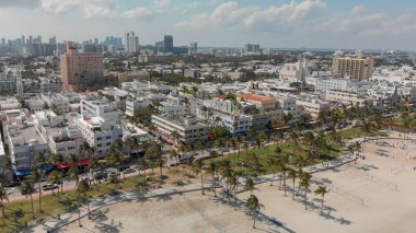 Güneşli bir günde, Florida Miami Beach manzarası ve kıyı şeridi havadan görünümü.