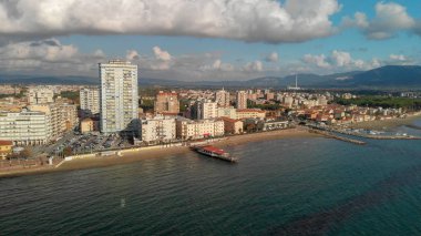 Follonica, İtalya'nın panoramik havadan görünümü. Sahil şeridine Toskana kasaba ve okyanus.
