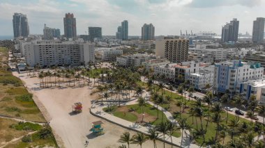 Güneşli bir günde, Florida Miami Beach manzarası ve kıyı şeridi havadan görünümü.