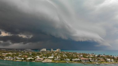Coutryside ve fırtınalı bir günde Jüpiter, Florida Dubois Park sahil havadan görünümü.