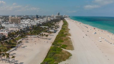 Güneşli bir günde, Florida Miami Beach manzarası ve kıyı şeridi havadan görünümü.