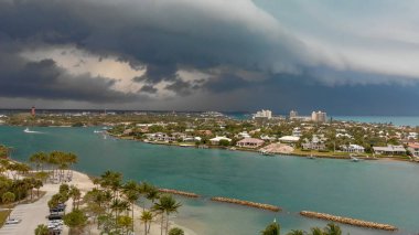 Coutryside ve fırtınalı bir günde Jüpiter, Florida Dubois Park sahil havadan görünümü.