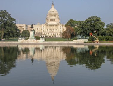 Washington, Dc. ağaçlar ve göl güneşli bir dönüm noktası ABD Capitol binada Batı tarafında.