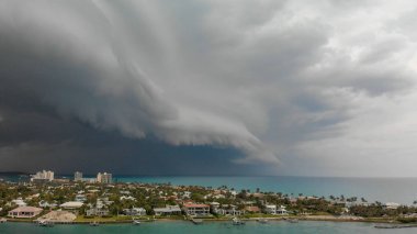 Coutryside ve fırtınalı bir günde Jüpiter, Florida Dubois Park sahil havadan görünümü.